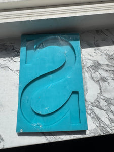Flat letter S mold